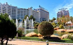 Panorama del giardino di Marina d'Or a Oropesa del Mar, Spagna. Sullo sfondo l'omonimo resort di Orpesa, nome valenciano di questa bella località balneare - © Alex Tihonovs ...