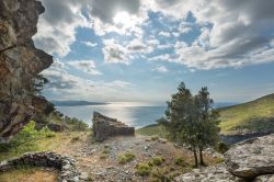 Panorama del Golfe de Saint Florent e rovine della minera di Farinole in Corsica