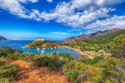 Panorama del Golfo di GIrolata con magnifica vista sul castello e villaggio che da il nome alla baia della Corsica