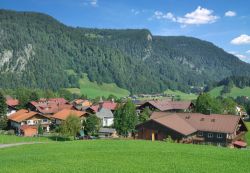 Panorama del grazioso villaggio di Kornau nei pressi di Oberstdorf, Baviera, Germania.
