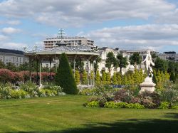 Panorama del Jardin du Mail ad Angers, Francia. Il nome di questo giardino deriva dal vecchio gioco di posta che risale al XVII° secolo - © 150784013 / Shutterstock.com