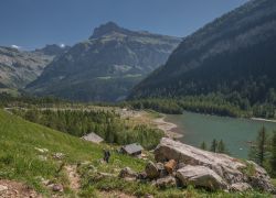 Panorama del Lac de Derborence visto dall'itinerario Tour of the Muvernas a Ovronnaz, Svizzera.
