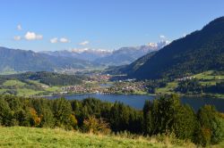 Panorama del lago Alpsee circondato dalle montagne di Oberstdorf, Algovia (Germania).

