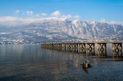 Panorama del lago di Bourget in inverno con le montagne innevate, Aix-les-Bains, Francia.



