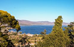 Panorama del lago di Bracciano, uno dei laghi vulcanici del Lazio