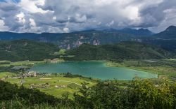 Panorama del lago di Caldaro, Trentino Alto Adige. Una bella immagine del Kalterer See, il principale specchio d'acqua naturale della provincia autonoma di Bolzano da cui dista circa 20 ...