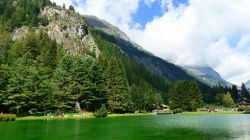 Panorama del lago di Gressoney-Saint-Jean, Valle d'Aosta. Il lago Gabiet si trova a 2371 metri di altitudine: lo si può raggiungere a piedi attraverso i vari sentieri che portano ...