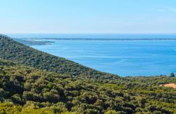 Panorama del Lago di Varano visto dal Promontorio del Gargano in Puglia.