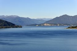 Panorama del lago Maggiore a Arona, Piemonte - Circondato da rilievi e colline che lo riparano dai freddi venti del nord, il lago ha tra i suoi affluenti il Ticino che ha tracciato una storica ...