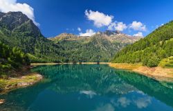 Panorama del lago Pian Palù nella Valle di Pejo, Trentino Alto Adige. E' una delle mete preferite dagli appassionati di escursionismo: si trova a 1.800 metri sul mare. E' un noto ...