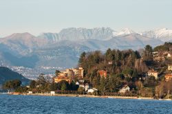 Panorama del lago Verbano visto dalla sponda di Arona in Piemonte - © gab90/ Shutterstock.com