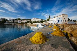 Panorama del lungomare di Spetses dal molo del porto, Grecia - © Milan Gonda / Shutterstock.com