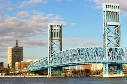 Panorama del Main Street Bridge a Jacksonville nel nord della Florida