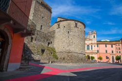 Panorama del maniero di Fieschi a Varese Ligure, Liguria. Proprietà privata, è dato in concessione per manifestazioni e eventi - © faber1893 / Shutterstock.com