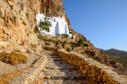 Panorama del monastero di Panagia Hozovitissa a Amorgos, Grecia. Viene considerato unico al mondo per il paesaggio che offre ai visitatori e per la sua architettura. E' stato edificato in ...