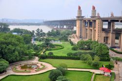 Panorama del Nanjing Yangtze River Bridge, Cina: costruito per attraversare il Fiume Giallo nel 1968, questo ponte è lungo circa 1,6 km - © jiawangkun / Shutterstock.com