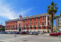 Panorama del Palazzo del Governo di Bari, Puglia. Sorge in piazza Libertà di fronte al teatro comunale Niccolò Piccinni ed ospita le sede della Prefettura di Bari. Questo edificio ...