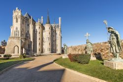 Panorama del Palazzo Episcopale di Astorga, Spagna, con i tre angeli di zinco nel giardino antistante. Gaudì li ideò per collocarli nei punti più alti del tetto ma arrivarono ...