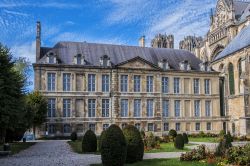 Panorama del palazzo medievale di Tau a Reims, Francia. La parte più antica conservata dell'edificio originale è la cappella che risale al 1207. Il nome Tau deriva dalla pianta ...