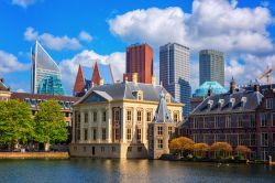 Panorama del Parlamento Olandese a l'Aia con i grattacieli sullo sfondo (Olanda).

