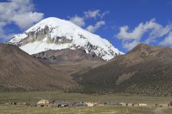 Panorama del Parque Nacional Sajama nei pressi di Oruro, Bolivia, con le vette più alte innevate. 
