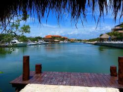 Panorama del porto di Puerto Aventuras, famosa località costiera della Riviera Maya, Messico, visto dal molo in legno in una giornata di sole.


