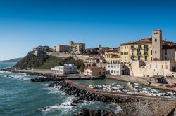 Panorama del porto e della citadella di Piombino in Toscana - © robertonencini / Shutterstock.com