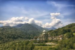 Panorama del Santuario della Madonna del Sangue a Re, Val d'Ossola, Piemonte. Siamo in una estesa vallata della provincia del Verbano-Cusio-Ossola che corrisponde al bacino idrografico del ...