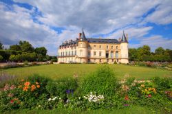 Panorama del suggestivo castello di Rambouillet, dipartimento di Yvelines, Francia. Proprietà presidenziale dal 1896, ospita i capi di stato invitati in Francia.
