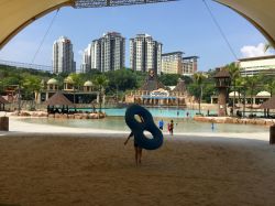 Panorama del Sunway Lagoon Theme Park a Bandar Sunway, Selangor. Inaugurato nell'aprile 1993, questo parco acquatico ospita più di 80 attrazioni per tutte le età e si estende ...