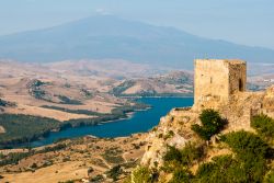 Panorama del territorio di Regalbuto: il Lago Pozzillo e il monte Etna sullo sfondo