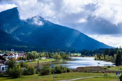 Panorama del territorio di Seefeld in Austria e il lago Wildsee del Tirolo