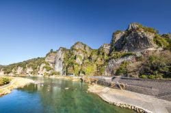 Panorama del tunnel di Ao-no-Domon a Nakatsu, prefettura di Oita, Giappone. Questa costruzione si trova ai piedi delle scogliere note come Kyoshu ed è lunga circa 340 metri. Per realizzarla ...