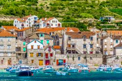 Panorama del vecchio borgo di pescatori di Komiza, isola di Vis, Croazia.

