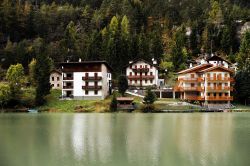 Panorama del villaggio di Alleghe e del lago sulle Dolomiti bellunesi, Veneto. Alleghe è un grazioso paesino di montagna inserito in un contesto naturale unico in riva all'omonimo ...