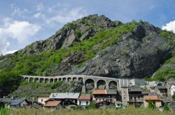 Panorama del villaggio di Borgo nei pressi di Montjovet, Valle d'Aosta, con il viadotto della ferrovia. 

