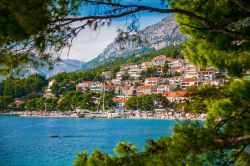 Panorama del villaggio di Brela, sullo sfondo la montagna Biokovo (Croazia)