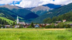 Panorama del villaggio di Dobbiaco (Toblach) in Val Pusteria in Alto Adige