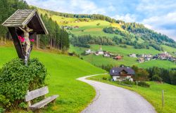 Panorama del villaggio di Onach (Onies) vicino a San Lorenzo di Sebato, Dolomiti, Trentino Alto Adige.



