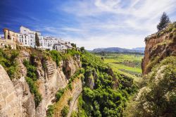 Panorama del villaggio di Ronda e il suo canyon, uno dei paesaggi celebri in Andalusia, Spagna