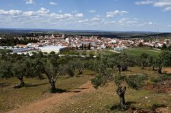 Panorama del villaggio di Serpa, Portogallo. Questo grazioso Comune portoghese di circa 16 mila abitanti si trova nel distretto di Beja.



