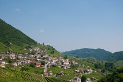 Panorama del villaggio di Valdobbiadene, Veneto. Sorge fra le Prealpi che proteggono le basse e dolci colline di cui è caratterizzato il territorio.

