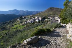Panorama del villaggio di Verezzi, Borgio Verezzi, in una giornata di sole (Liguria) - © Fabio Lotti / Shutterstock.com