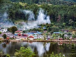 Panorama del villaggio fluviale di Ruk Thai nella provincia di Mae Hong Son, Thailandia.

