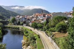 Panorama del villaggio galiziano di Ribadavia, celebre per il vino (Spagna).

