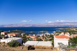 Panorama del villaggio principale di Inousses in Grecia