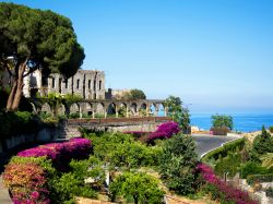 Panorama della bella Taormina, Sicilia. Con le loro splendide tonalità, mare e natura sono perfetta cornice per questa località dall'atmosfera frizzante.
