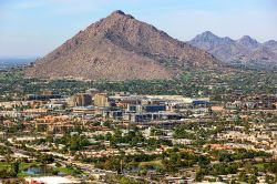 Panorama della Camelback Mountain con la skyline di Scottsdale, Arizona. Il nome deriva dalla sua forma che ricorda la gobba e la testa di un dromedario inginocchiato.
