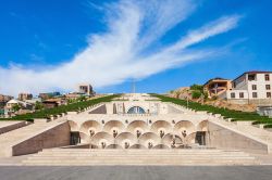 Panorama della Cascade, la gigante scalinata di Yerevan, Armenia. All'interno si trova il museo d'arte Cafesjian - © saiko3p / Shutterstock.com