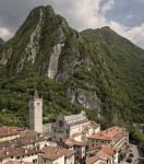 Panorama della Cattedrale di Gemona con il monte Glemina sullo sfondo - © Jay-Dee / Shutterstock.com